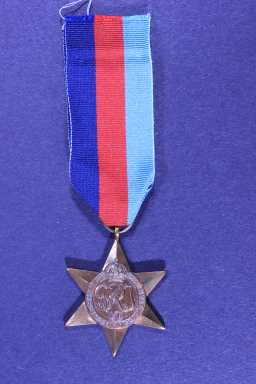 1939-45 Star - 4457717 PTE W J ROBERTS DURH L