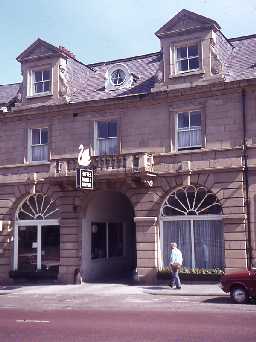 The White Swan Hotel, Alnwick.
Photo by Harry Rowland, 1971.