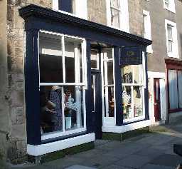 7 Newgate shop frontage in 2002 © DCC 2002