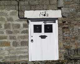 5 Townhead, Eggleston - door lintel detail  © DCC 2003