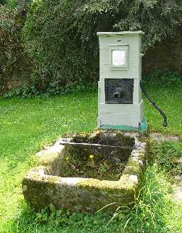 Water Pump & Trough, Fell Lane © DCC 2004