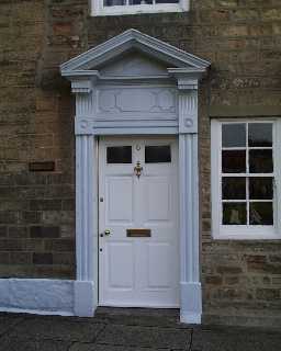 6 North Green, Staindrop  - door detail  © DCC 2000