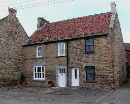 25 & 26 North Green, Staindrop with restored windows © DCC 2006