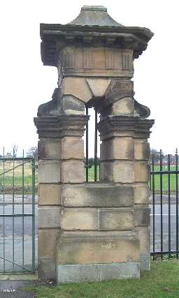 Gate Piers, Chilton © DCC 2005